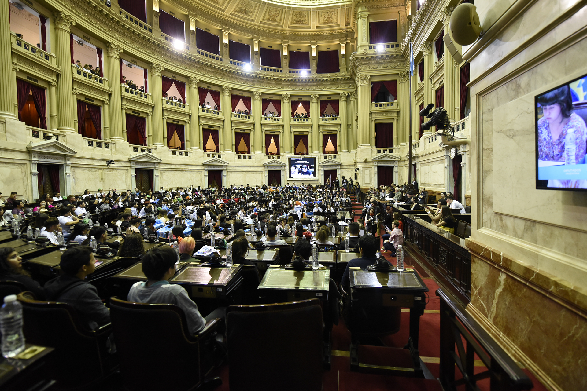 Galeria de imagenes de la noticia ESTUDIANTES SECUNDARIOS DE TODO EL PAÍS SESIONARON EN EL CONGRESO DE LA NACIÓN
